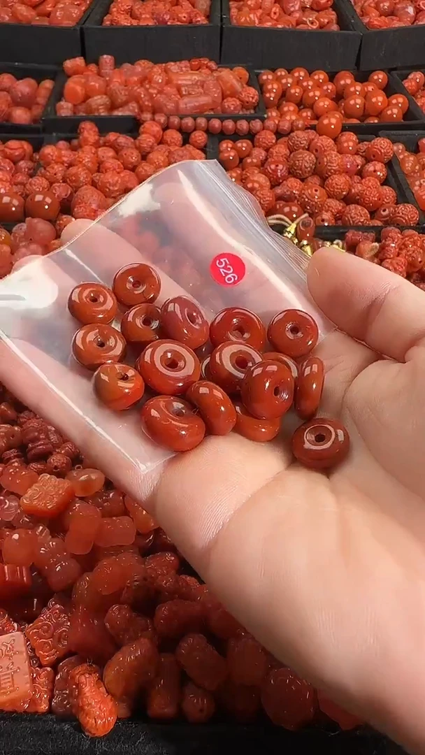 颈饰未镶嵌南红玛瑙流**。2