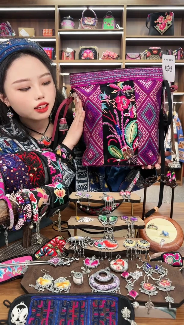 【闪购商品】织绣A40蒙阿苏苗绣传承