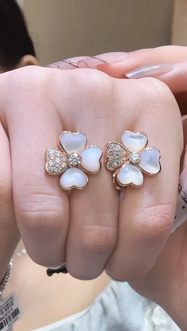 18K金镶嵌实验室培育钻石耳饰母贝四叶草耳扣