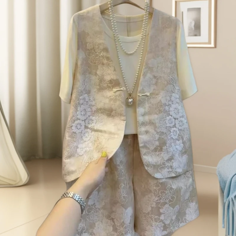 小众盘扣提花马甲白色T恤短裤女装2025新款新中式国风套装三件套
