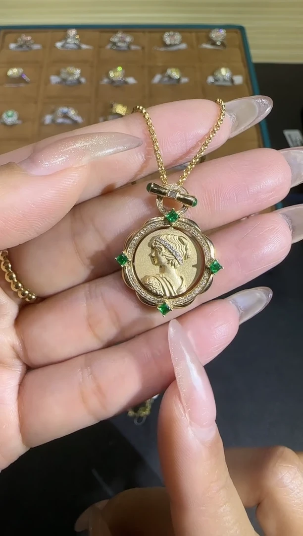 【闪购商品】祖母绿/18K金镶嵌H32976女王牌吊坠