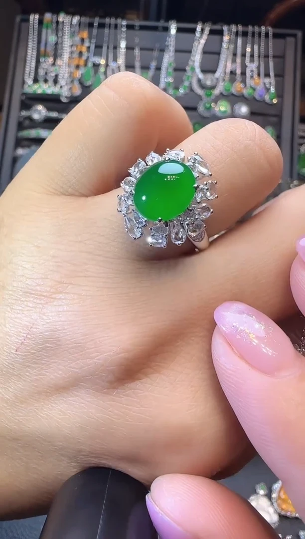 翡翠戒指18K金镶嵌蛋面