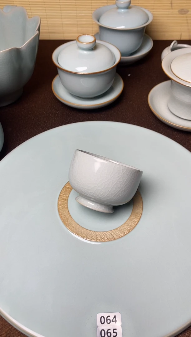 清仓价-微微瑕云雾月白釉纯手工卷足罗汉