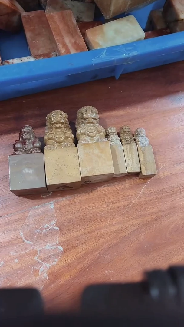 寿山石w*e瑕疵不规则章带雕钮