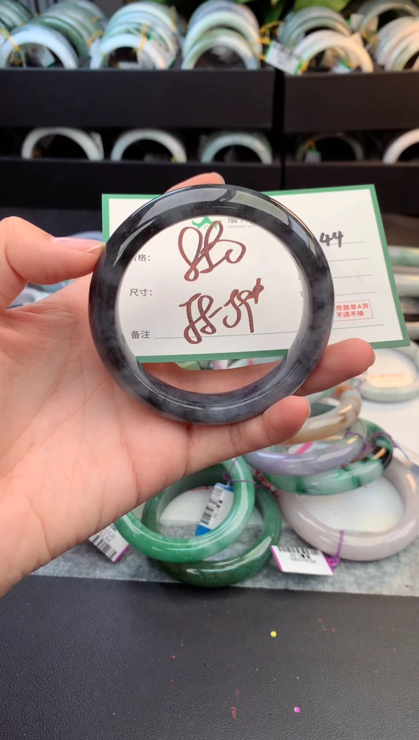 未镶嵌定制翡翠毛货需精细抛光+多人