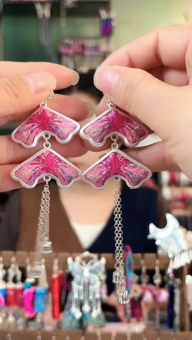 彩云南阁非遗老绣饰品539