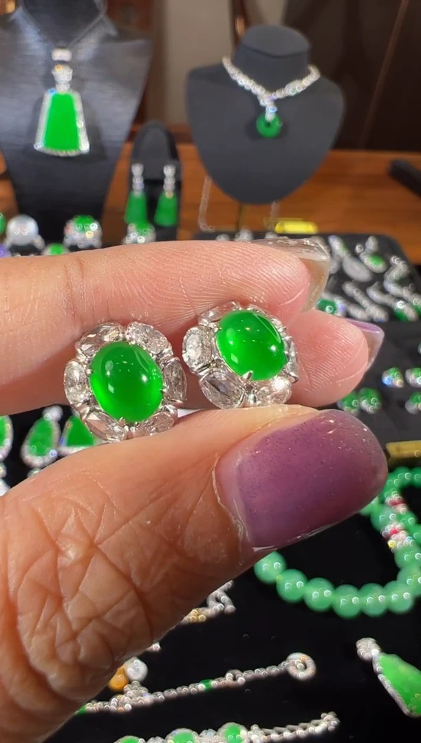 翡翠18K金镶嵌耳饰蛋面耳钉