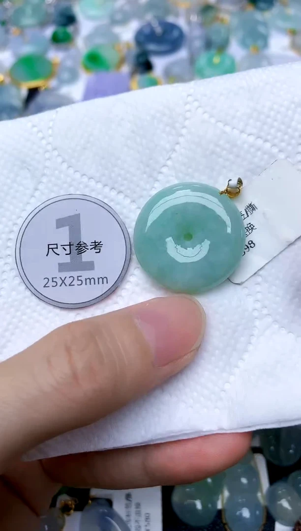 颈饰18K金镶嵌翡翠天然A货翡翠