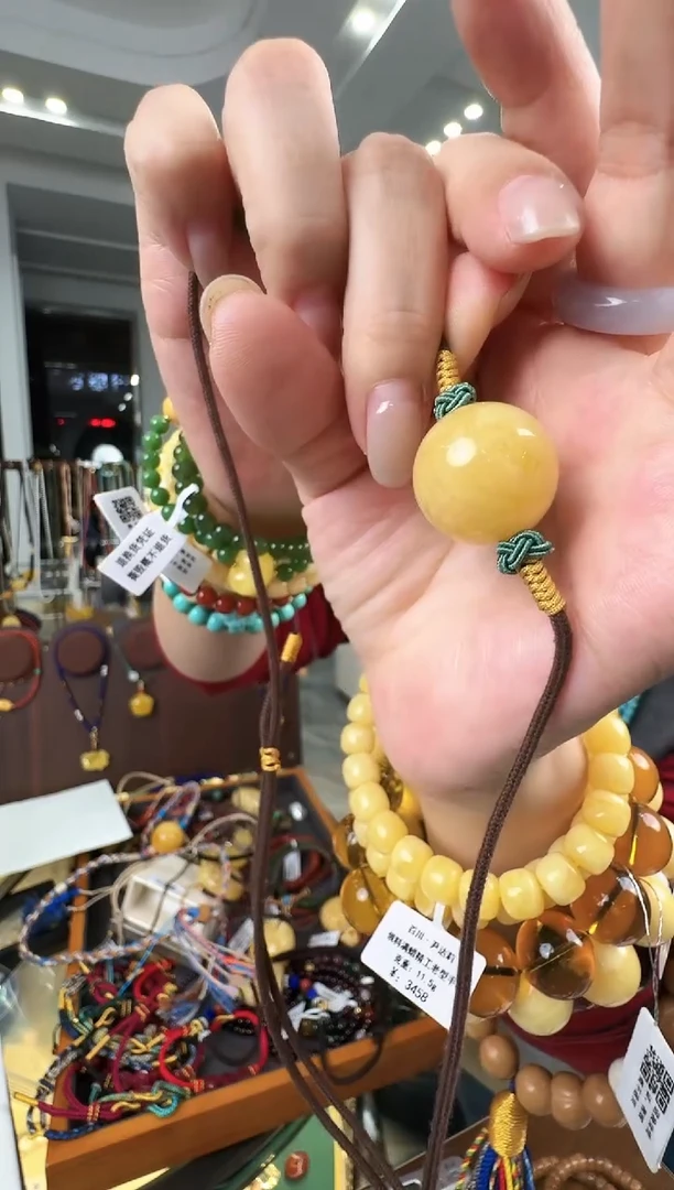 蜜蜡吊坠(赠链)未镶嵌长****?精致的吊坠