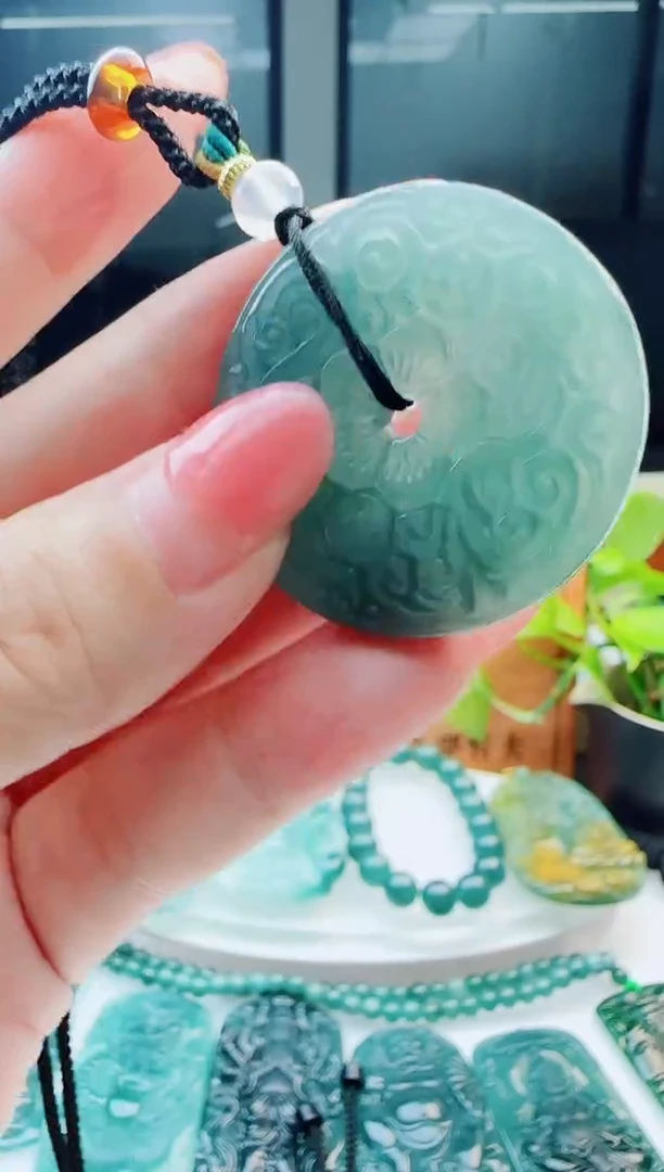 翡翠未镶嵌颈饰多样性发货其中一件