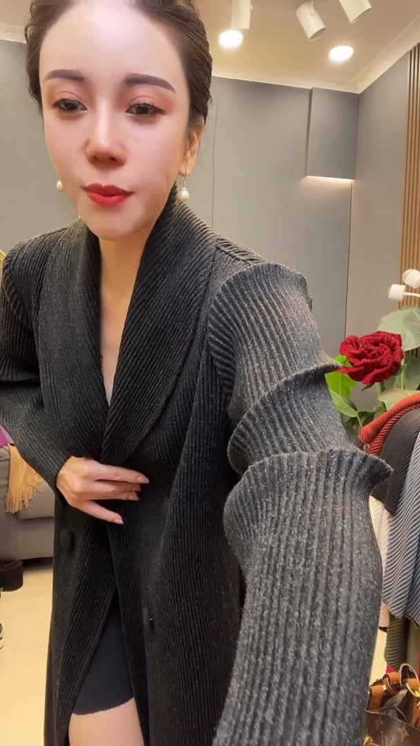 聚酯纤维（涤纶）黑灰色大衣