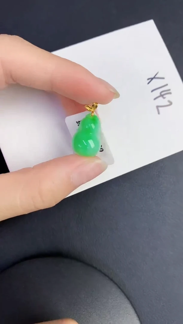 颈饰18K金镶嵌翡翠缅甸天然翡翠A货