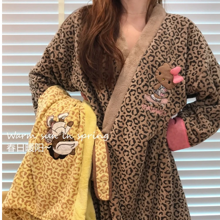 新款2025猫咪豹纹珊瑚绒浴袍成人家居浴衣吸水加厚速干浴裙可爱女