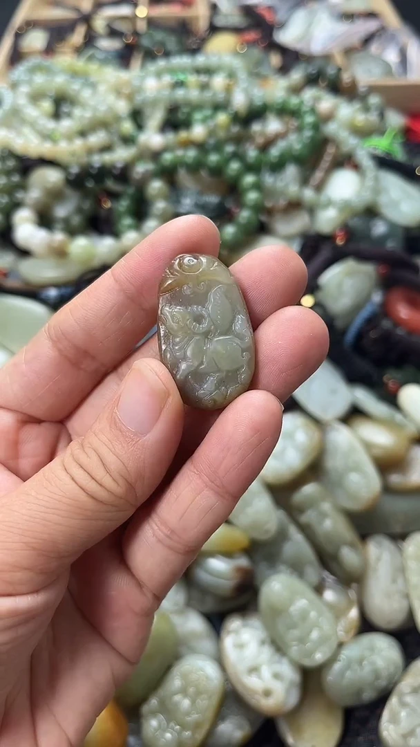 和田玉未镶嵌颈饰（多样性发一件）没有证书有瑕