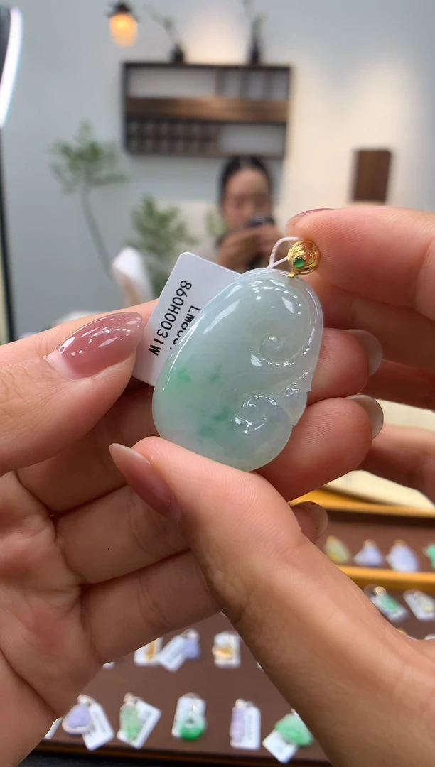 颈饰18K金镶嵌翡翠如意