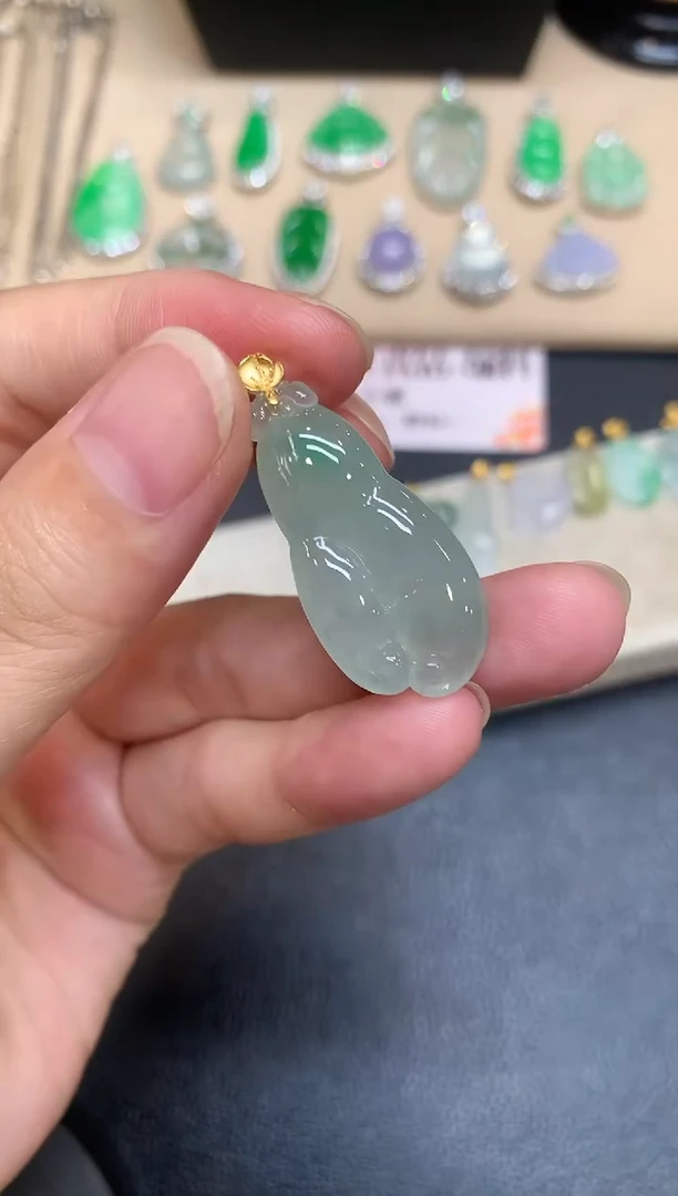 颈饰18K金镶嵌翡翠福瓜【无服务费