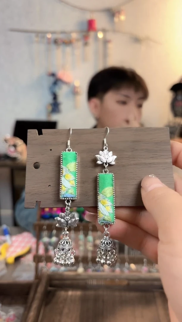 织绣彩云南阁非遗老绣饰品100