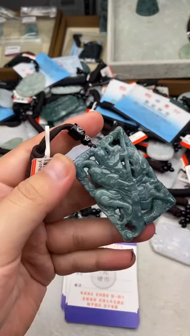 翡翠未镶嵌颈饰多样性发其一