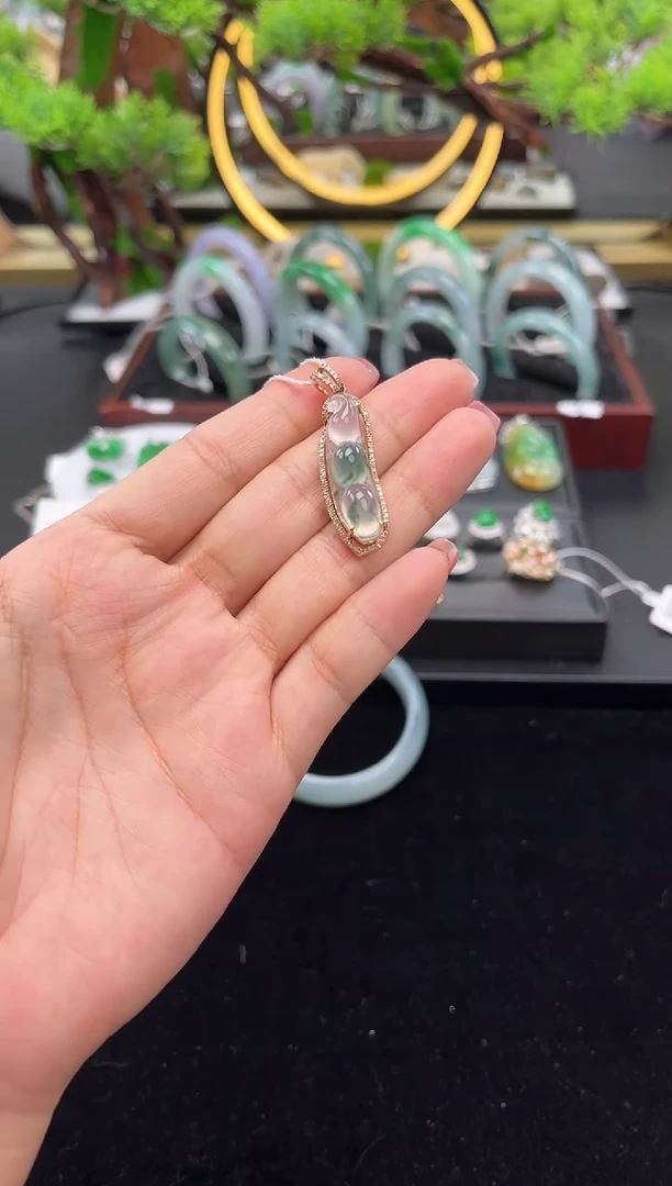 颈饰18K金镶嵌翡翠吊坠