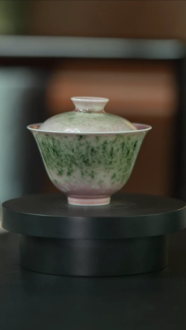 杯不****?庐陵昱西四字篆款瓜皮绿盖碗