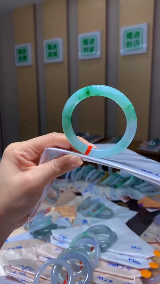 翡翠手镯未镶嵌-XX15圈口53.7*8.7*8.7