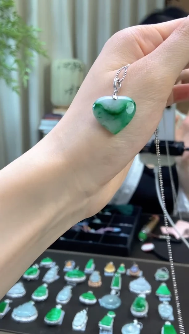 翡翠18K金镶嵌吊坠(不含链)翡翠爱心