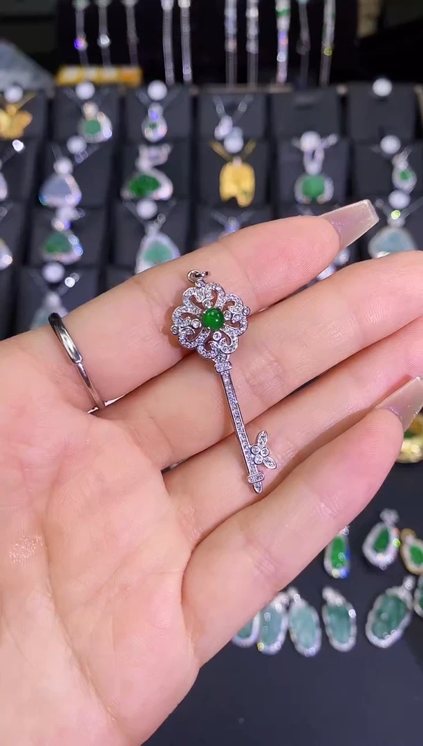 【闪购商品】翡翠吊坠(赠链)银S925镶嵌翡翠吊坠