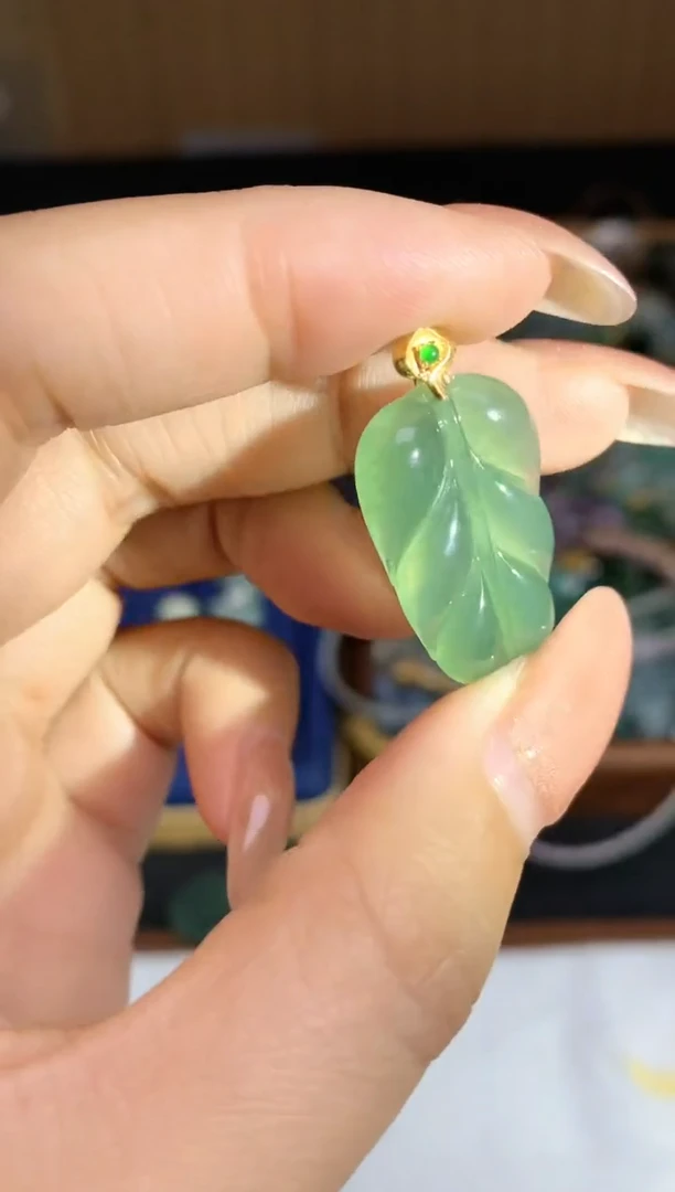 颈饰18K金镶嵌翡翠2025120101