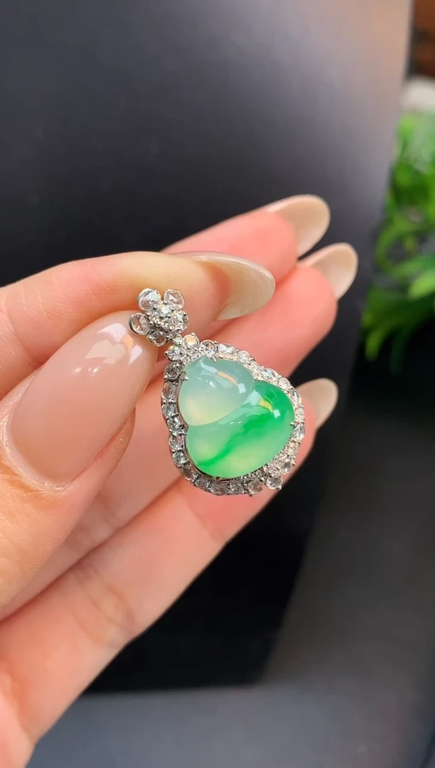 颈饰18K金镶嵌翡翠葫芦