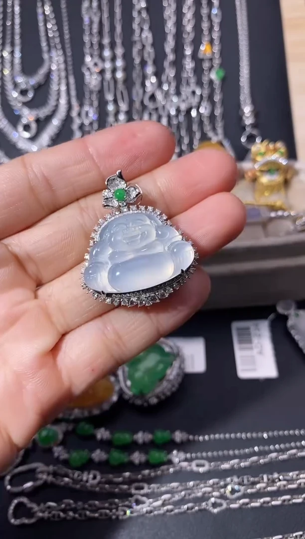 颈饰18K金镶嵌翡翠吊坠