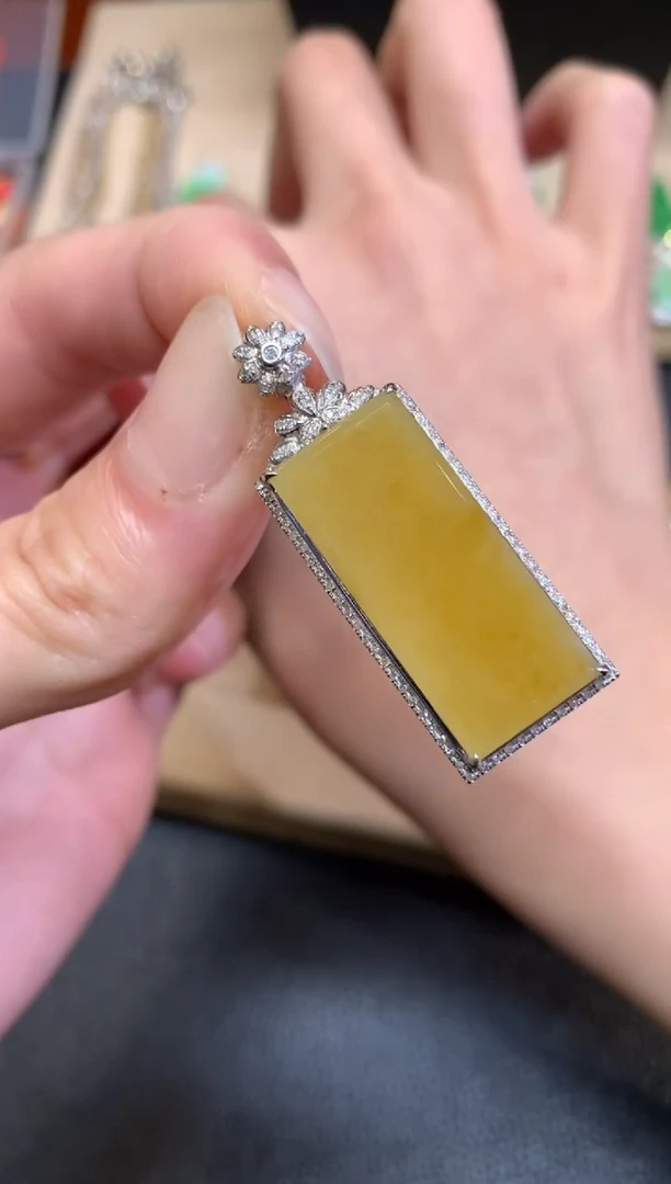 【闪购商品】翡翠颈饰18K金镶嵌无事牌【无服务费】