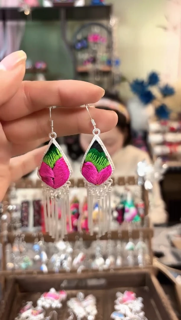 彩云南阁非遗老绣苗银饰品648