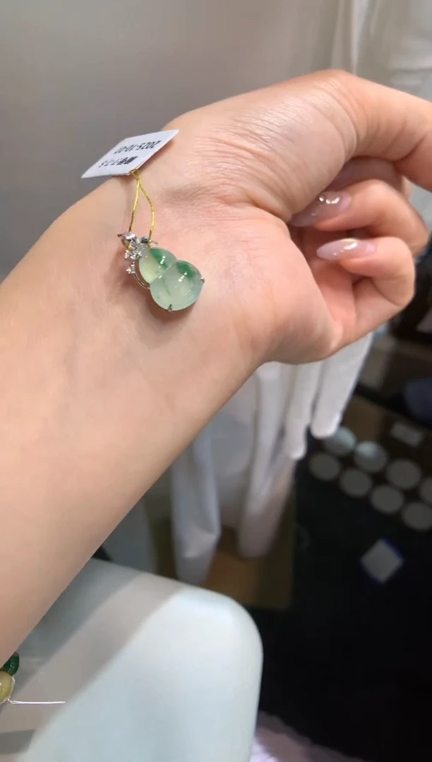 颈饰18K金镶嵌翡翠葫芦