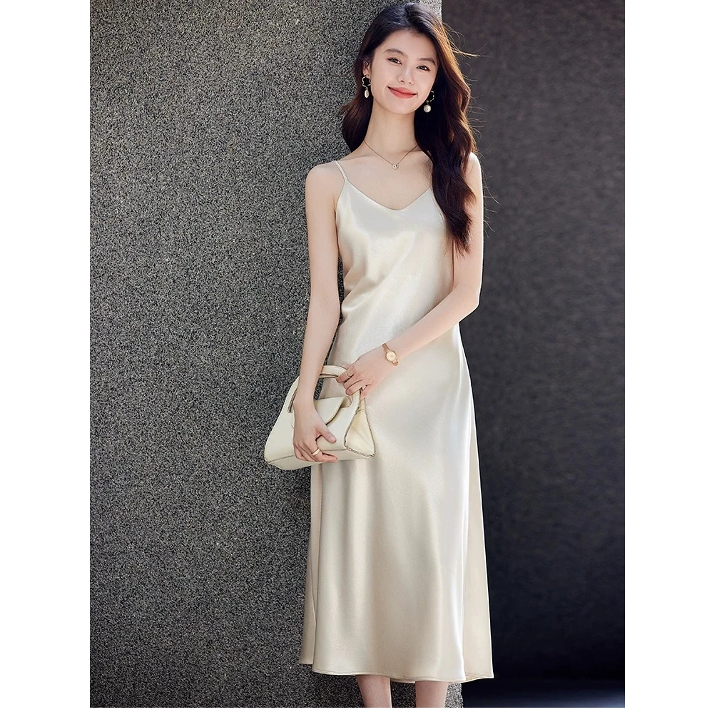 香槟色连衣裙女2025夏季新款高级感气质休闲女神范百搭吊带裙子