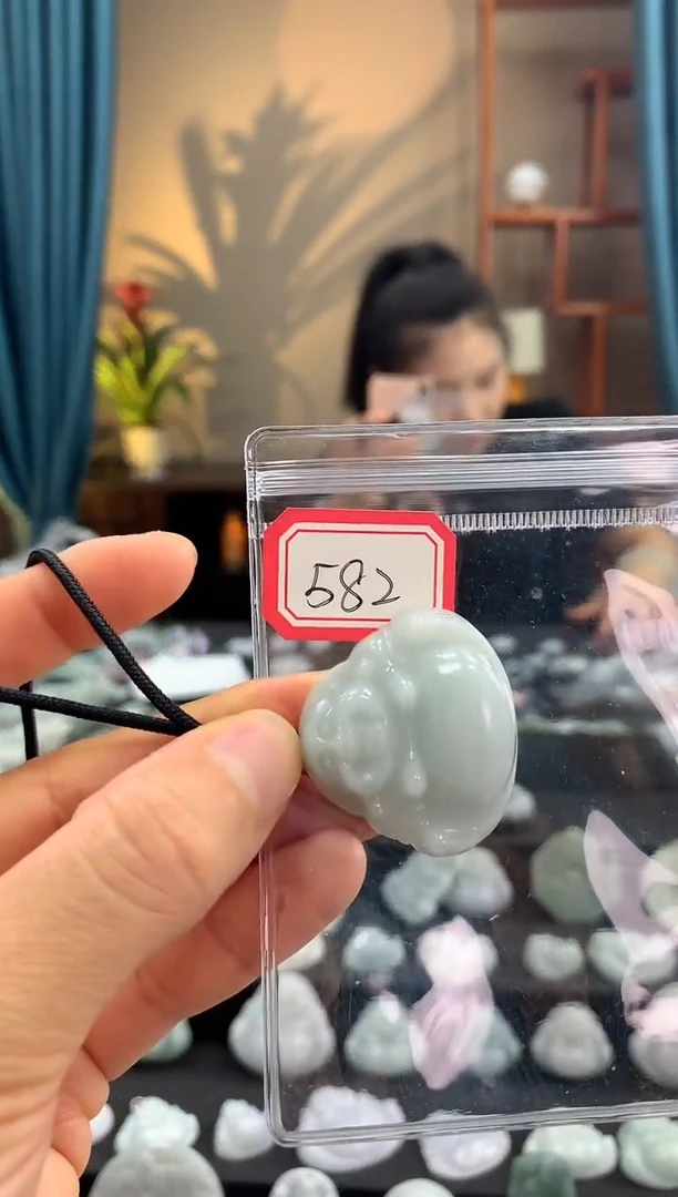 翡翠未镶嵌颈饰佛公582