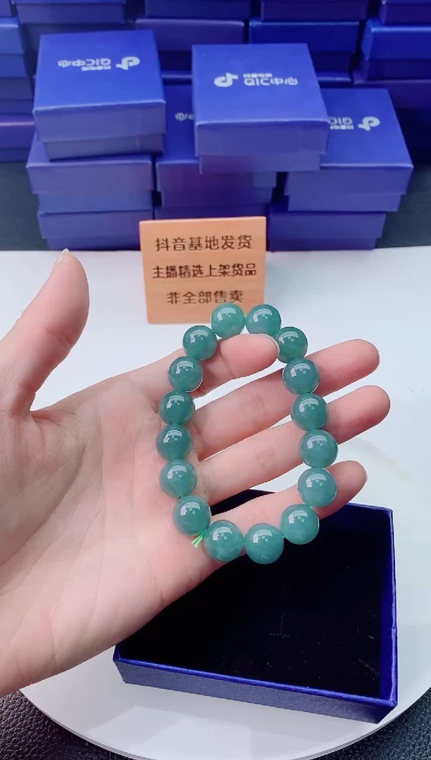 翡翠未镶嵌颈饰        