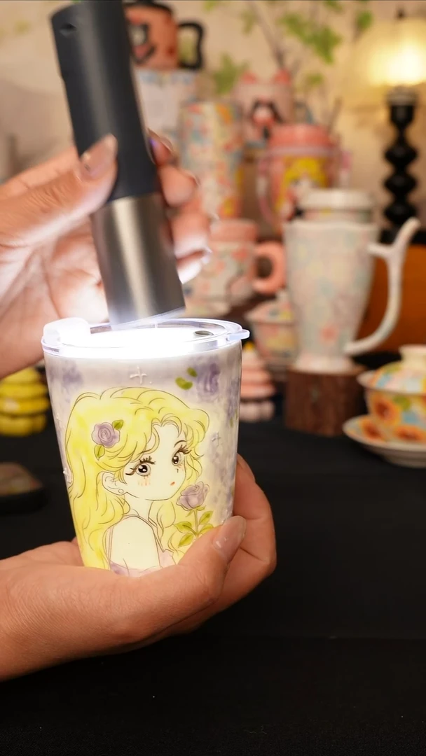 陶景德镇手绘 的杯子