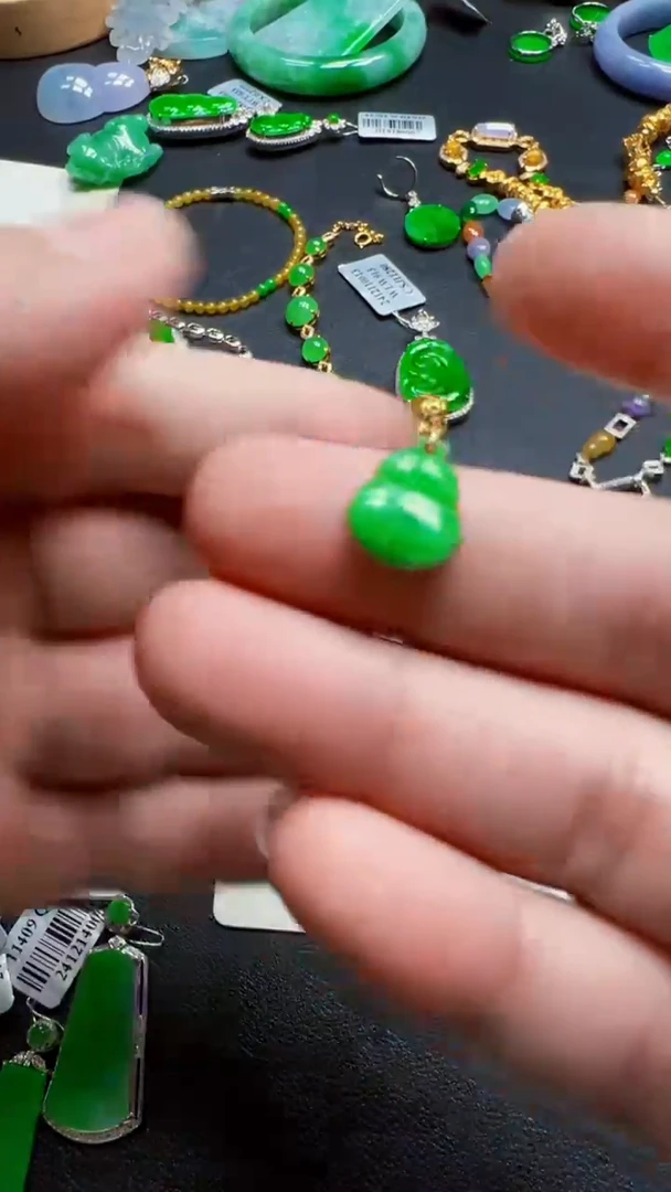 颈饰18K金镶嵌翡翠X****宝吊坠111