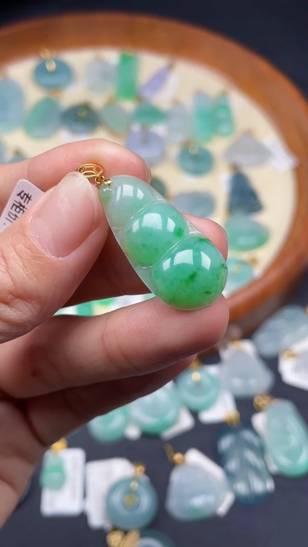 【闪购商品】翡翠颈饰18K金镶嵌豆子