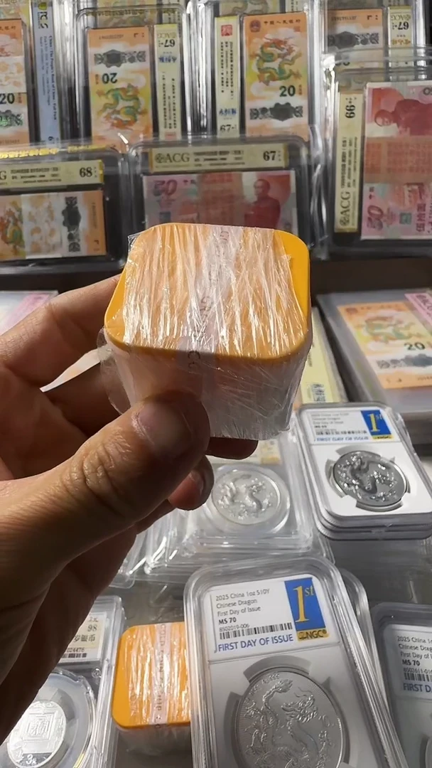 塑料菜*?2025年银龙币 五枚装一桶 未开封 如图