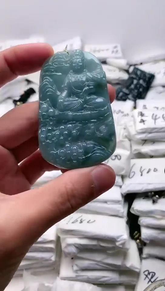 翡翠未镶嵌颈饰观音