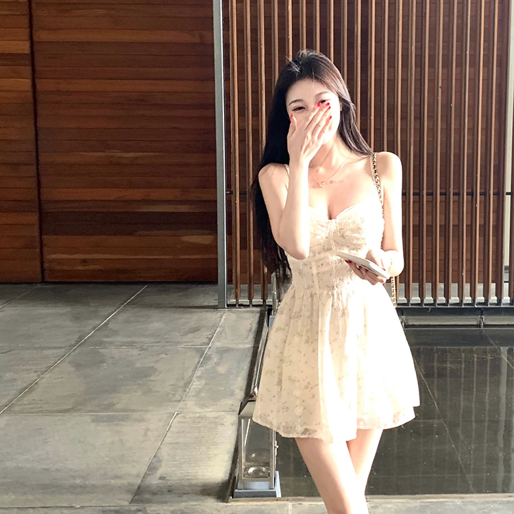 【曼彻斯特少女】韩系2025春季新款甜美减龄性感V领收腰吊带连衣裙
