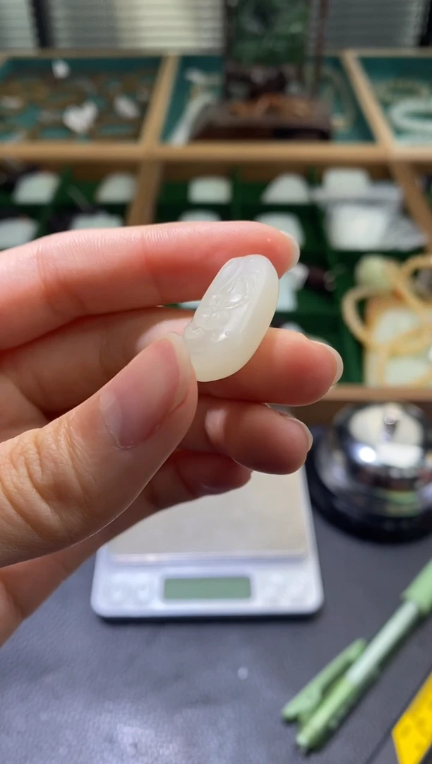 颈饰未镶嵌和田玉且末料花鸟吊坠