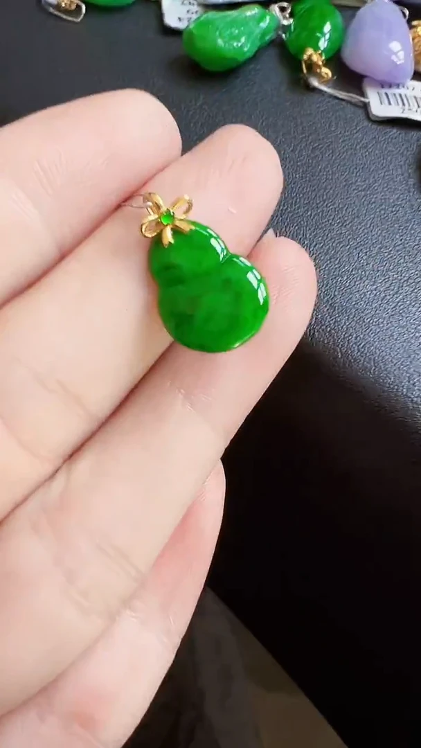 颈饰18K金镶嵌翡翠葫芦