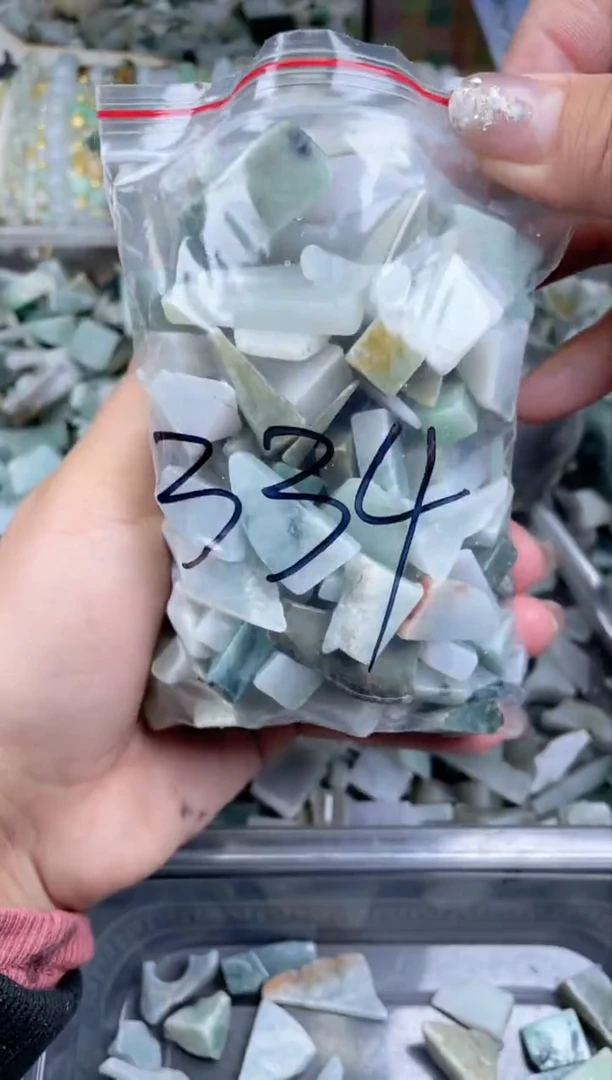 【闪购商品】翡翠颈饰未镶嵌翡翠边角中号500克334