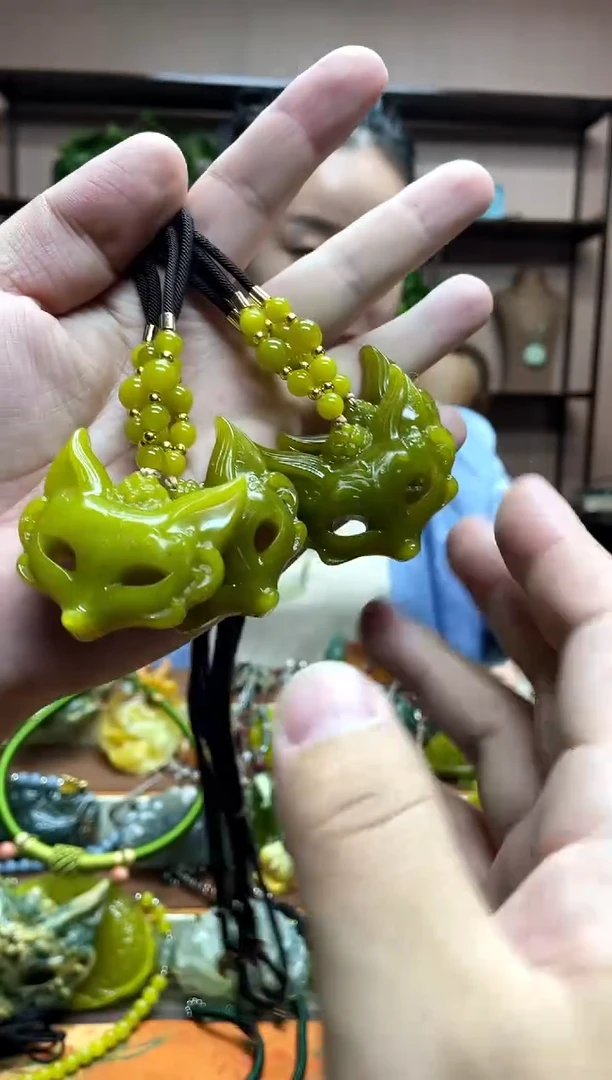未镶嵌岫玉颈饰多样性发货发其中之一