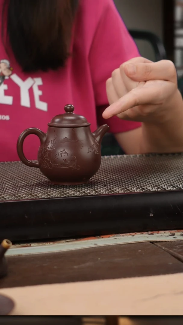 茶壶紫砂紫袍玉砂精工山水刻绘高潘150cc