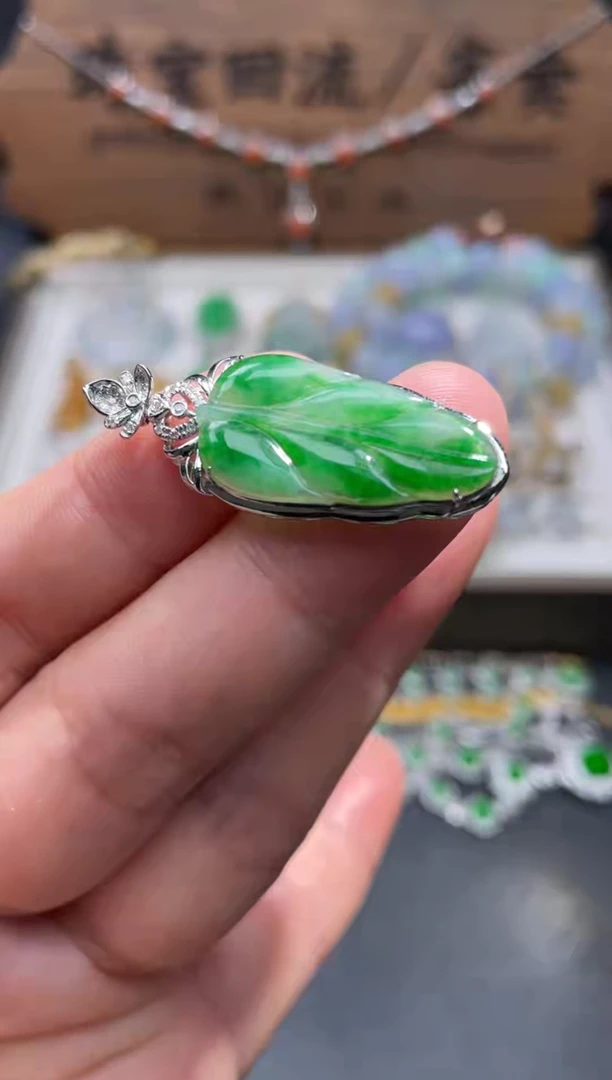 【闪购商品】翡翠颈饰18K金镶嵌18............