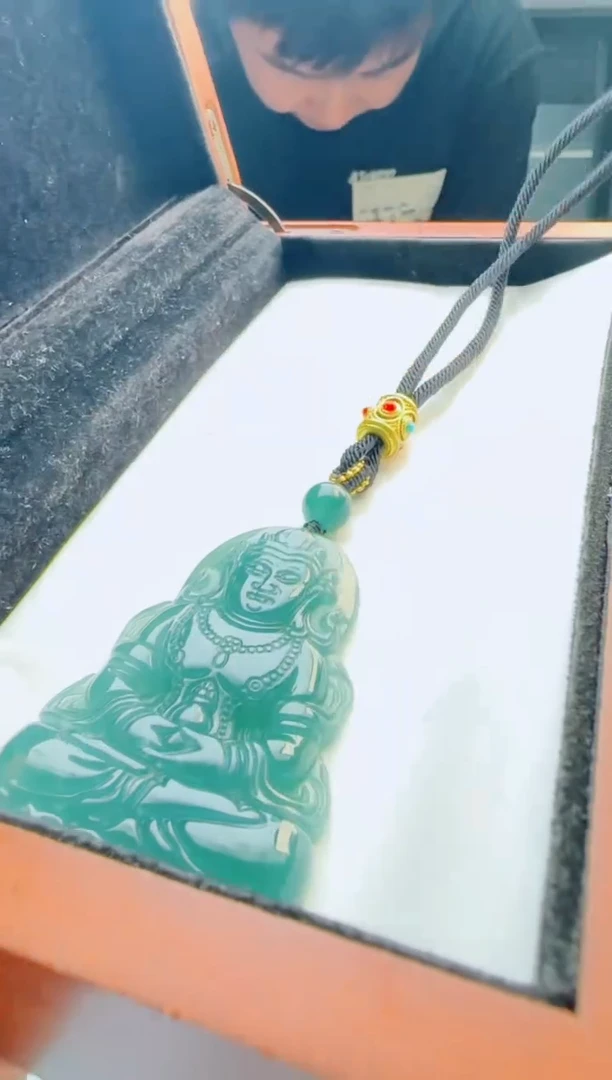 翡翠未镶嵌颈饰多样性发货其中一件