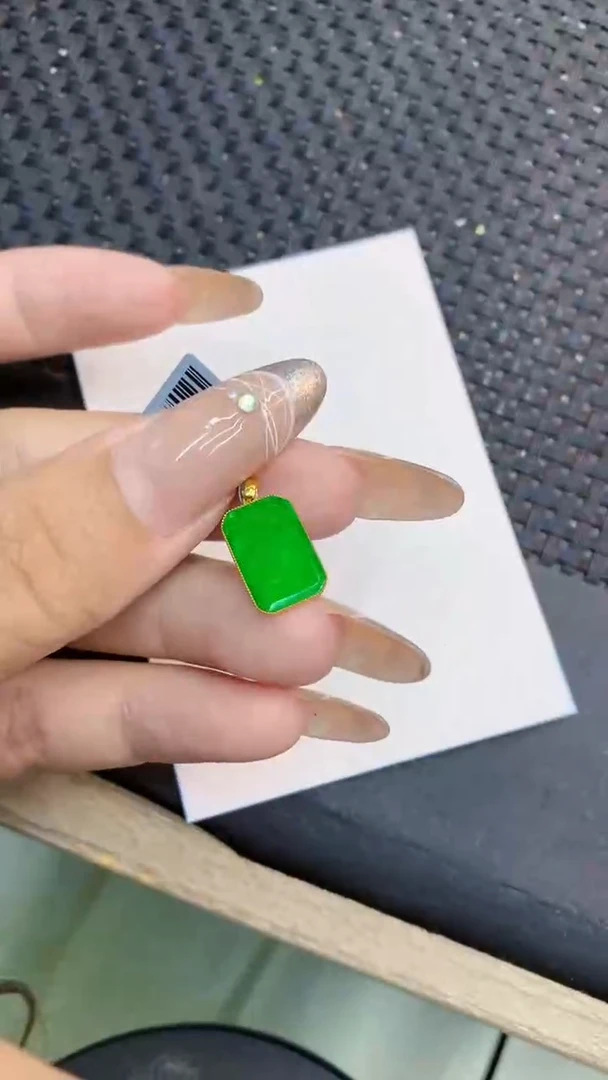颈饰18K金镶嵌翡翠1
